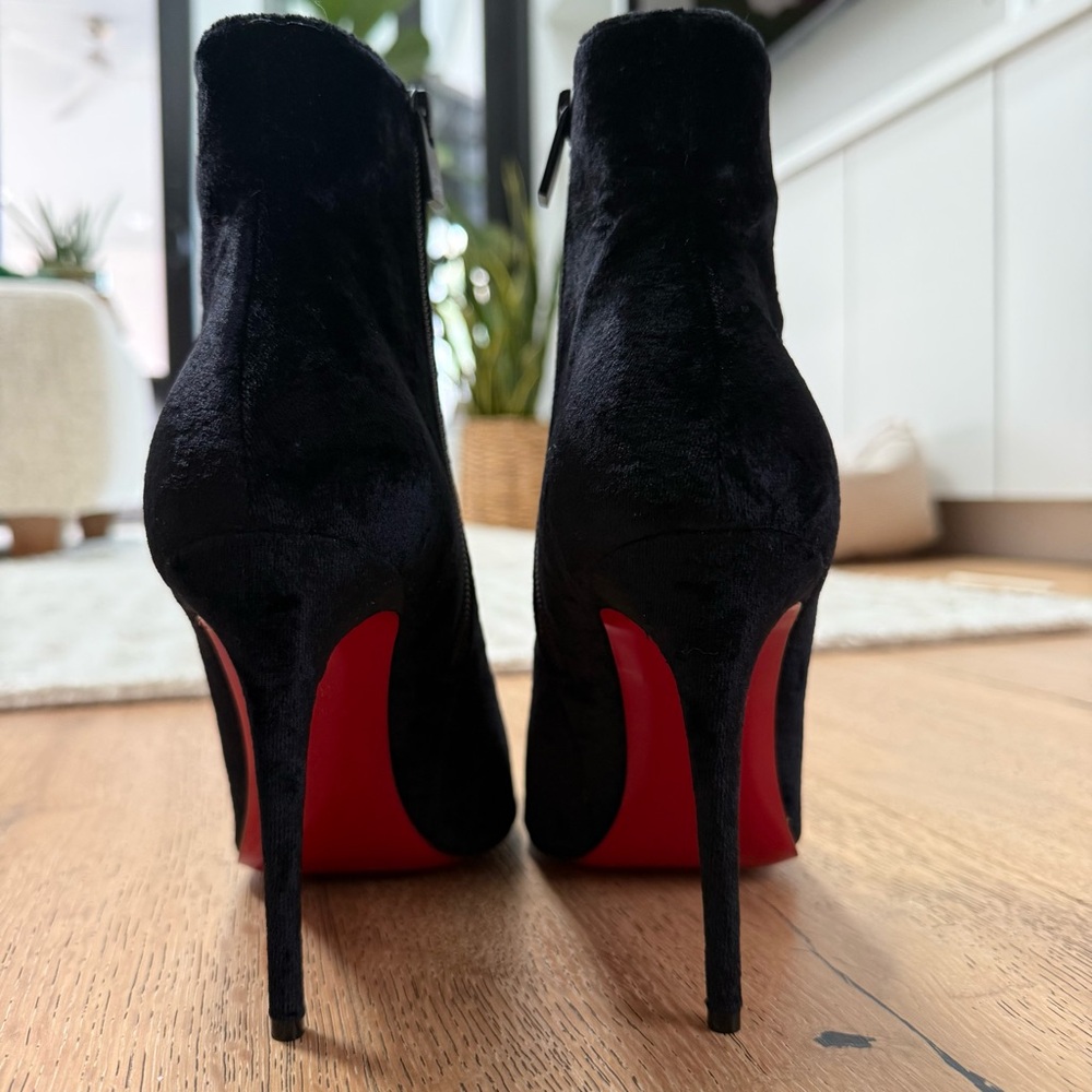 Christian Louboutin Women’s Black Velvet Heeled Pointed Toe Boots EU 39.5 NEW